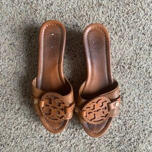 Tory Burch Brown Sandals with Open Toe and Decorative Emblem